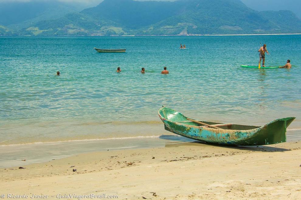 Imagem de uma barco de pescador nas areias da Praia da Almada.
